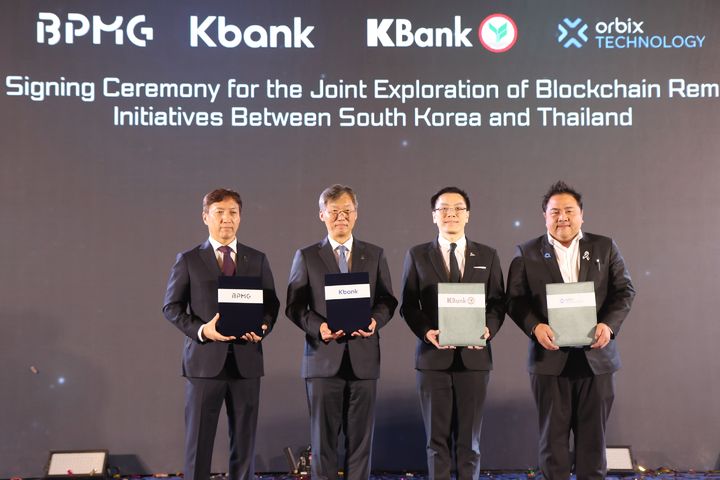 태국 방콕에 위치한 아테네호텔에서 (왼쪽부터)오창균 비피엠지 부대표, 최우형 케이뱅크 은행장, 카린 분르트발릿 카시콘뱅크 부총재, 피싯 꿀깐차나위친 오빅스테크놀로지 상무가 해외송금 및 결제 4자 업무협약을 체결하고 있다. (사진=케이뱅크 제공) *재판매 및 DB 금지