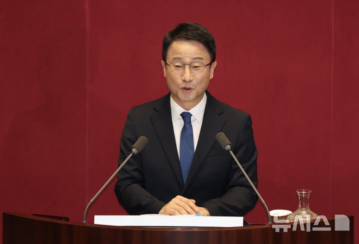 [서울=뉴시스] 조성봉 기자 = 한병도 더불어민주당 원내대표가 3일 오전 서울 여의도 국회에서 열린 제432회국회(임시회) 제2차 본회의에서 교섭단체 대표연설을 하고 있다. 2026.02.03. suncho21@newsis.com 