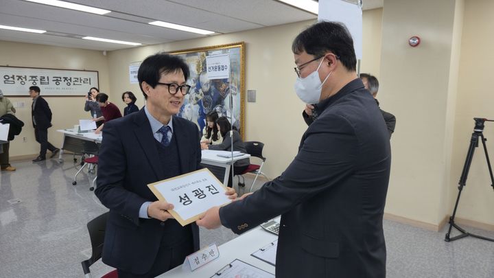 [대전=뉴시스] 대전시선거관리위원회에서 대전시교육감 선거 예비후보 등록 서류를 제출하는 성광진 전국교육자치혁신연대 상임대표. (사진= 성광진 예비후보측 제공) 2026.02.09. photo@newsis.com *재판매 및 DB 금지