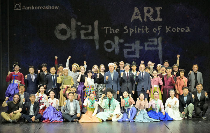 정선 아리아라리 해외 공연 기념촬영.(사진=정선군 제공) *재판매 및 DB 금지