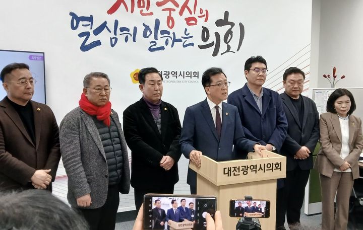 [대전=뉴시스] 조명휘 기자 = 조원휘(국민의힘·유성구3) 대전시의회 의장 등이 3일 오전 대전시의회 기자실에서 회견을 열어 더불어민주당 제출 대전충남통합특별법안에 대해 성토하며 의회 재의결 계획을 설명하고 있다. 2026.02.03. photo@newsis.com *재판매 및 DB 금지