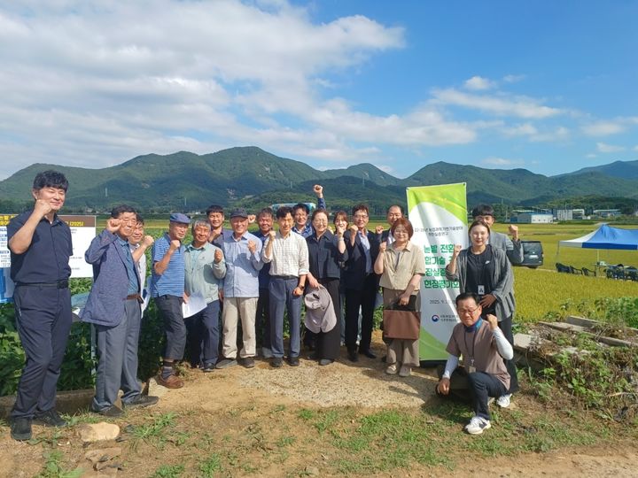 [세종=뉴시스] 농촌진흥청이 논을 밭으로 전환해 콩을 재배하는 과정에서 '깊이거름주기'와 '바이오차'를 함께 적용한 저탄소 복합기술이 수량 증대와 온실가스 감축 효과를 동시에 거두는 것으로 나타났다고 3일 밝혔다. (사진=농진청 제공) 2026.02.03. photo@newsis.com *재판매 및 DB 금지