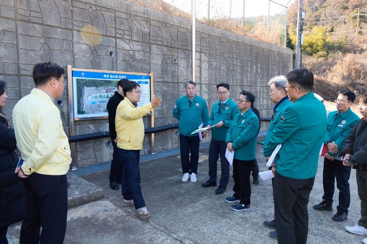 [통영=뉴시스] 신정철 기자= 경남 통영시는 갈수기를 맞아 욕지도 지역의 식수난 해소를 위해 행정력을 총동원한 비상대응에 준비하고 있다고 3일 밝혔다.사진은 지난 2일 욕지도 가뭄에 선제적으로 대응하기 위해 김광용 행정안전부 재난안전관리본부장 등(기후부·경상남도·한국수자원공사) 욕지댐에 대한 현장점검을 실시하고 있는 모습.(사진=통영시 제공).2026.02.03. photo@newsis.com *재판매 및 DB 금지