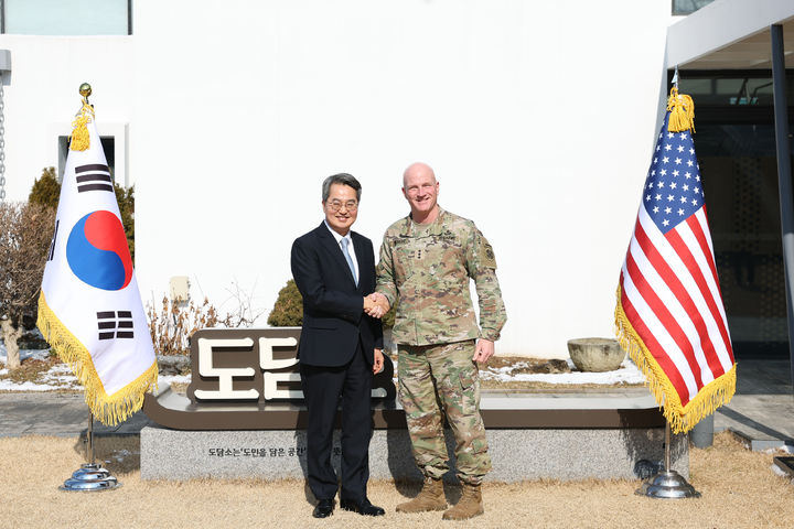 [수원=뉴시스] 2일 오전 도담소에서 김동연 지사와 조셉 힐버트(Joseph E. Hilbert) 미8군 사령관이 만나 기념 촬영을 하고 있다. (사진=경기도 제공) 2026.02.03. photo@newsis.com *재판매 및 DB 금지