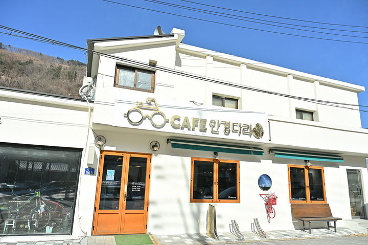 정선 신동읍 '안경다리 카페' 전경.(사진=정선군 제공) *재판매 및 DB 금지