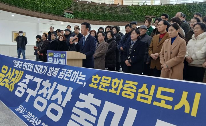 [대전=뉴시스] 조명휘 기자 = 육상래 대전 중구의원이 3일 대전시의회 로비서 회견을 열고 중구청장 선거 출마를 선언하고 있다. 2026.02.03. photo@newsis.com *재판매 및 DB 금지