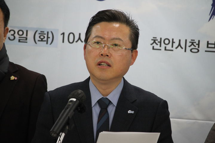 [천안=뉴시스] 최영민 기자=장기수 더불어민주당 정책위부의장이 3일 천안시청 브리핑실에서 천안시장 선거 출마를 공식 선언하고 있다. 2026.02.03 ymchoi@newsis.com *재판매 및 DB 금지