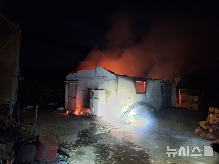 한밤 제주서 감귤 창고 화재…약 3t 피해