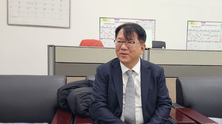 [청주=뉴시스] 임선우 기자 = 더불어민주당 서민석 청주시장선거 출마 예정자가 3일 시청 기자실에서 공천과 관련한 입장을 밝히고 있다. 2026.02.03. imgiza@newsis.com *재판매 및 DB 금지