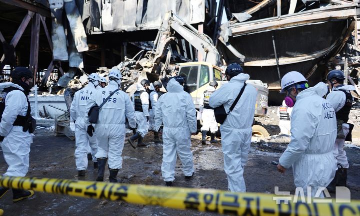 [음성=뉴시스] 서주영 기자 = 3일 오전 실종자 2명이 발생한 충북 음성군 위생용품 공장 화재 현장에서 경찰, 소방, 국립과학수사연구원 등 관계자들이 합동감식을 하고 있다. (공동취재) 2026.02.03. photo@newsis.com 
