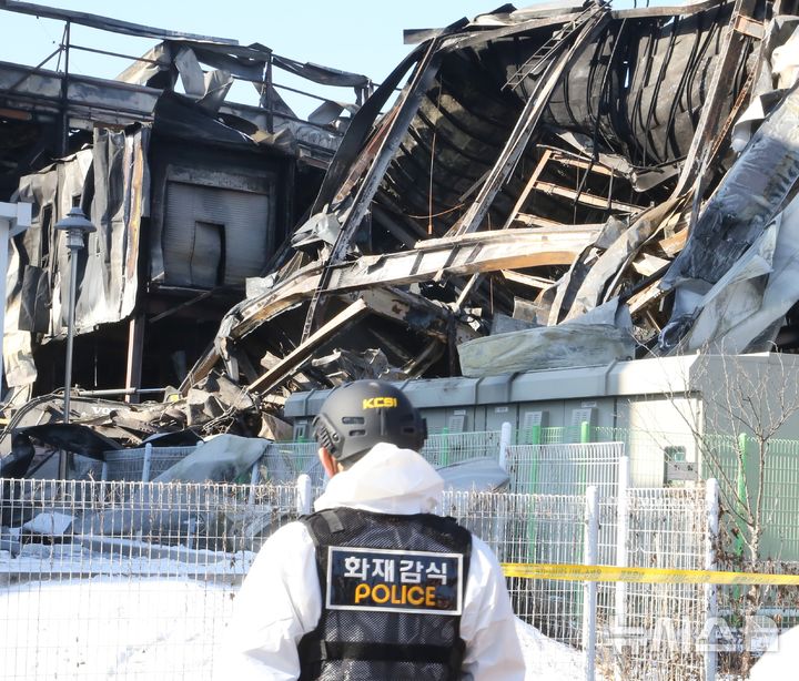 [음성=뉴시스] 서주영 기자 = 3일 오전 실종자 2명이 발생한 충북 음성군 위생용품 공장 화재 현장에서 경찰, 소방, 국과수 등 관계자들이 합동감식을 하고 있다. 2026.02.03. juyeong@newsis.com
