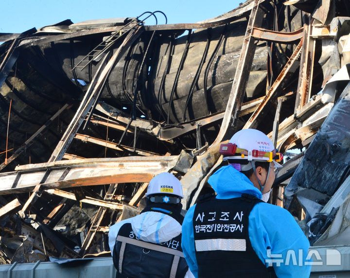 [음성=뉴시스] 서주영 기자 = 3일 오전 실종자 2명이 발생한 충북 음성군 위생용품 공장 화재 현장에서 경찰, 소방, 국과수 등 관계자들이 합동감식을 하고 있다. 2026.02.03. juyeong@newsis.com