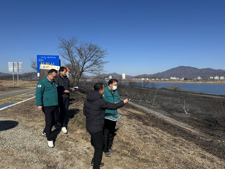 [창원=뉴시스] 장금용 경남 창원시장 권한대행이 3일 오전 대산면 수산대교 인근을 방문해 지난 2일 발생한 화재 현장을 점검하고 있다. (사진=창원시 제공) 2026.02.03. photo@newsis.com *재판매 및 DB 금지