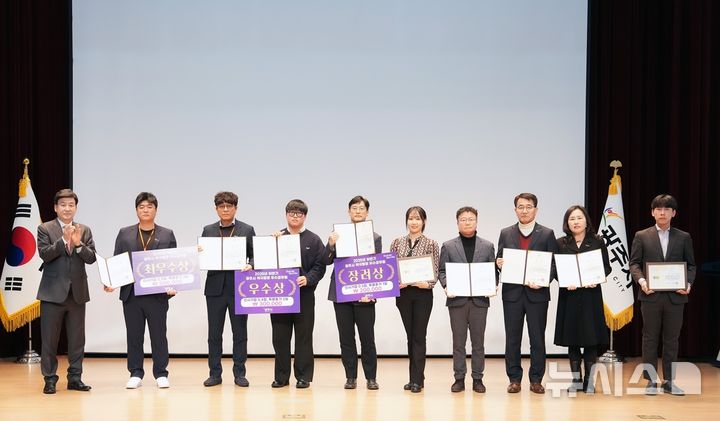 [경기광주=뉴시스]광주시가 지난해 하반기 적극행정 우수공무원 6명에 대해 시상했다(사진=광주시 제공)2026.02.03.photo@newsis.com