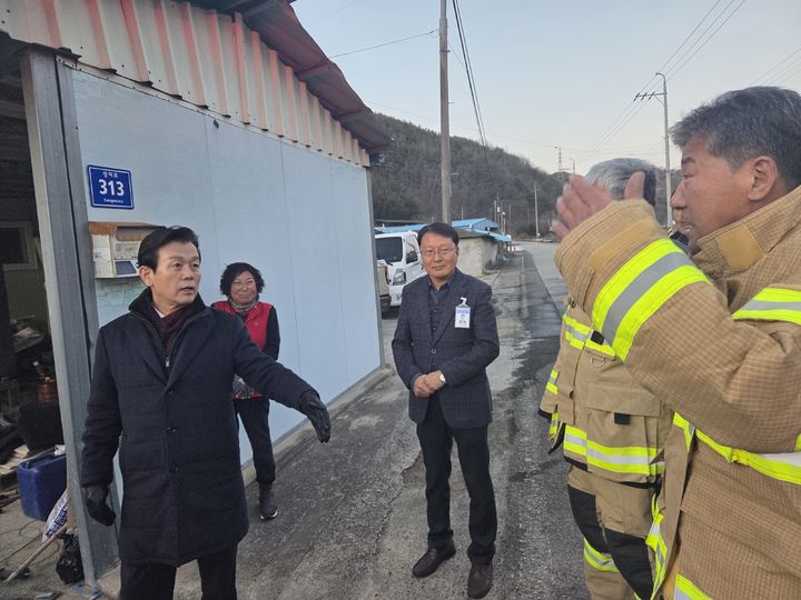 [진주=뉴시스]조규일 진주시장, 미천면 주택화재 위문.(사진=진주시 제공).2026.02.03.photo@newsis.com *재판매 및 DB 금지