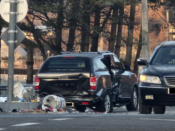 [서산=뉴시스] 3일 오전 6시30분께 충남 서산시 성연면 일람사거리에서 3중 충돌사고가 발생해 사고 차량 중 하나인 렉스턴 스포츠가 길 가에 부서진 채 서 있다. (사진=독자 제공) 2026.02.03. photo@newsis.com *재판매 및 DB 금지