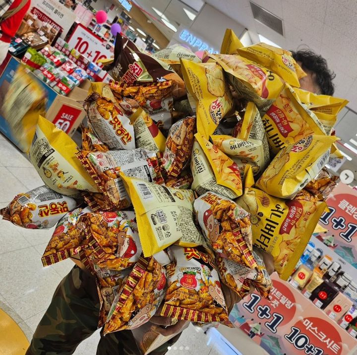 [뉴시스]이마트에서 '과자 무한 골라담기' 행사가 진행되면서 큰 인기를 끌고 있다. (사진 = @uiseong_danbuk_post_office 인스타그램 캡처) *재판매 및 DB 금지