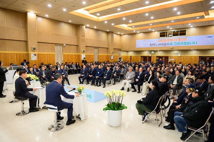 [제주=뉴시스] 3일 오전 서귀포시청에서 열린 '2026년 도민과의 대화' 행사에서 오영훈 제주지사가 시민들과 현안에 대한 의견을 나누고 있다. (사진=서귀포시 제공) 2026.02.03. photo@newsis.com *재판매 및 DB 금지
