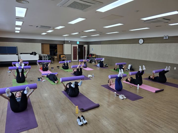 [거제=뉴시스] 신정철 기자= 거제시보건소는 3040세대(1977년생~1996년생)를 대상으로 비만 예방 및 건강 증진을 위한 '근육테크 탄탄바디' 1기 프로그램을 운영한다고 3일 밝혔다.사진은 지난해 프로그램 운영 모습.(사진=거제시 제공).2026.02.03. photo@newsis.com *재판매 및 DB 금지