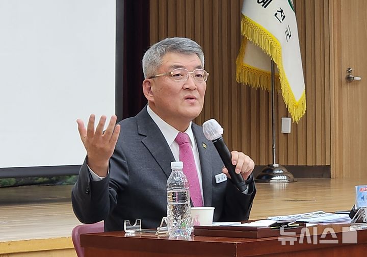 [예천=뉴시스] 김진호 기자 = 김학동 예천군수가 3일 '2026 언론인 간담회'에서 새해 군정 방향을 밝히고 있다. 2026.02.03. photo@newsis.com 