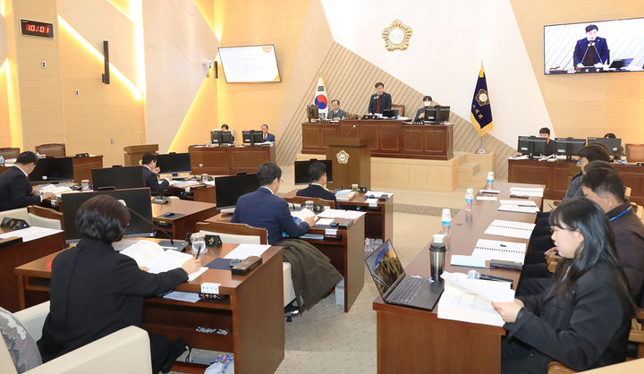 3일 삼척시의회 본회의장에서 권정복 의장이 시의회 제269회 임시회 폐회를 선언하고 있다.(사진=삼척시의회 제공) *재판매 및 DB 금지