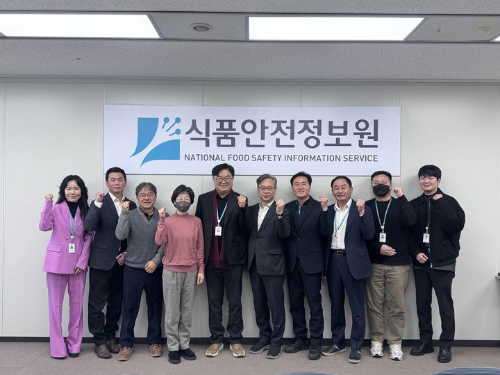 [서울=뉴시스] 식품안전정보원은 해외직구식품 안전관리 업무의 효율성과 신뢰성을 높이기 위해, 컴퓨터 기반 AI 판독 기술과 물리적 자동 촬영 장비를 결합한 피지컬 AI 기반 표시검사 자동화 체계를 구축했다고 3일 밝혔다. (사진=식품안전정보원 제공) 2026.02.03. photo@newsis.com *재판매 및 DB 금지