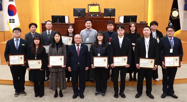 김낙우(아랫줄 왼쪽서 네번째) 충주시의장과 행정사무감사 우수 공무원들 *재판매 및 DB 금지