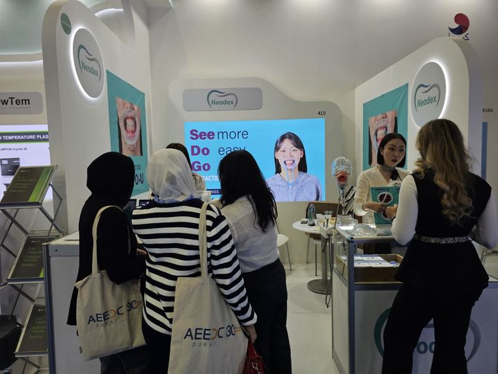 [서울=뉴시스] 치과 관련 의료기기를 개발하는 넥오덱스는 AEEDC 2026에서 보조인력 없이 치과 진료가 가능하도록 개발한 '히포디(HIPPO-D)' 등을 소개했다고 3일 밝혔다. (사진=네오덱스 제공) 2026.02.03. photo@newsis.com *재판매 및 DB 금지