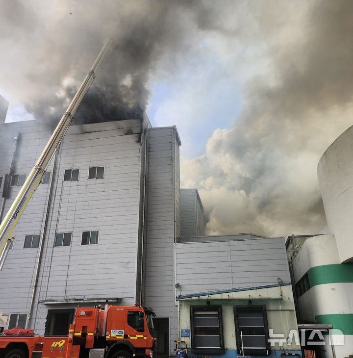 [시흥=뉴시스] 3일 오후 2시59분께 경기 시흥시 정왕동 SPC 삼립 시화공장에 불이 나 소방당국이 진화에 나섰다. (사진=경기도소방재난본부 제공) 2026.2.3. photo@newsis.com *재판매 및 DB 금지