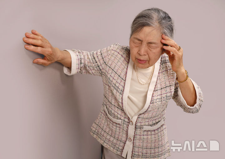 [서울=뉴시스] 뇌전증은 뇌 신경세포의 일시적 이상으로 과도한 흥분 상태가 유발돼 의식 소실, 발작, 행동 변화 등의 증상이 만성적, 반복적으로 발생하는 뇌 질환을 말한다. (사진= 유토이미지 제공)