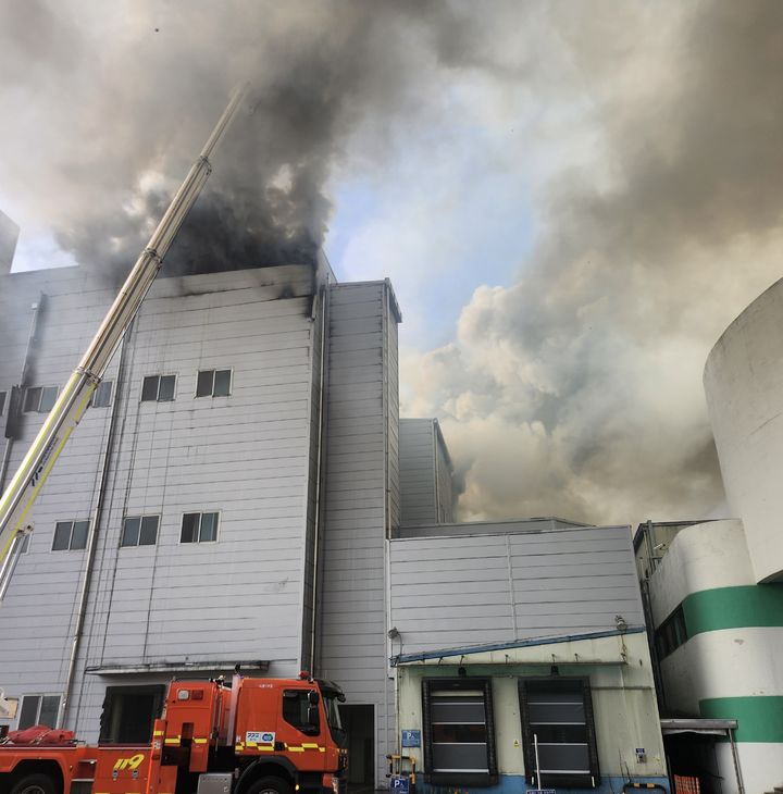 [시흥=뉴시스] 3일 오후 2시59분께 경기 시흥시 정왕동 SPC 삼립 시화공장에 불이 나 소방당국이 진화에 나섰다. (사진=경기남부경찰청 제공) 2026.02.03. photo@newsis.com *재판매 및 DB 금지