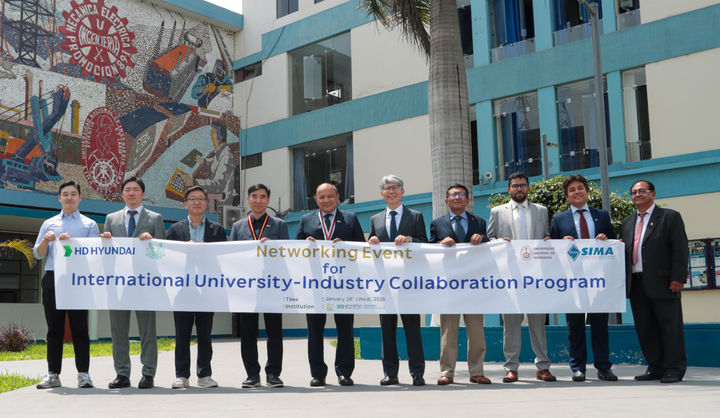 [울산=뉴시스] 지난달 28일 페루국립공과대학을 방문한 울산대 조선해양공학부 교원들이 현지 교원들과 기념촬영을 하는 모습 (사진=울산대 제공) photo@newsis.com *재판매 및 DB 금지