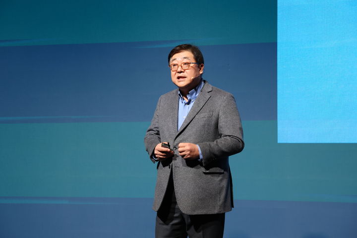 [서울=뉴시스] 김성하 한국오라클 사장은 3일 서울 강남구 그랜드 인터콘티넨탈 파르나스 호텔에서 진행된 AI 서밋에서 발표했다. (사진=한국오라클 제공) *재판매 및 DB 금지