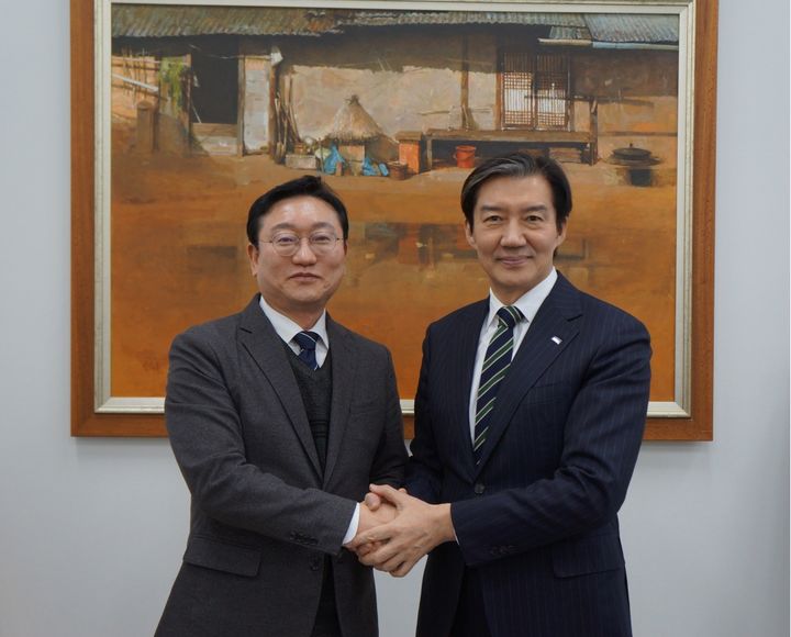 [여수=뉴시스] 명창환 전 전남행정부지사가 조국혁신당에 입당한 후 조국 대표와 사진촬영 하고 있다. (사진=명창환 제공) 2026.02.03. photo@newsis.com *재판매 및 DB 금지