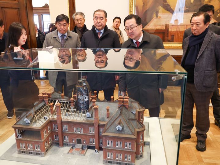 [대전=뉴시스]이장우 대전시장이 3일 일본 삿포로시를 방문해 홋카이도청 옛 본청사 모형 건물을 살펴보고 있다. (사진=대전시 제공) 2026. 02. 03 photo@newsis.com *재판매 및 DB 금지