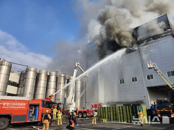 [시흥=뉴시스] 3일 오후 2시59분께 경기 시흥시 정왕동 SPC 삼립 시화공장에 불이 나 소방당국이 진화에 나섰다. (사진=경기도소방재난본부 제공) 2026.2.3. photo@newsis.com *재판매 및 DB 금지