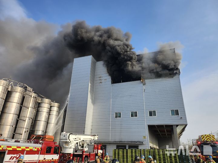[시흥=뉴시스] 3일 오후 2시59분께 경기 시흥시 정왕동 SPC 삼립 시화공장에 불이 나 소방당국이 진화에 나섰다. (사진=경기도소방재난본부 제공) 2026.2.3. photo@newsis.com *재판매 및 DB 금지