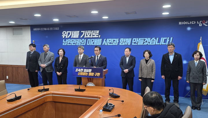 [남원=뉴시스] 3일 남우너시청에서 열린 남원관광지 모노레일 대법 판결에 대해 최경식 시장(왼쪽 다섯번째)이 입장문을 발표하고 있다. *재판매 및 DB 금지