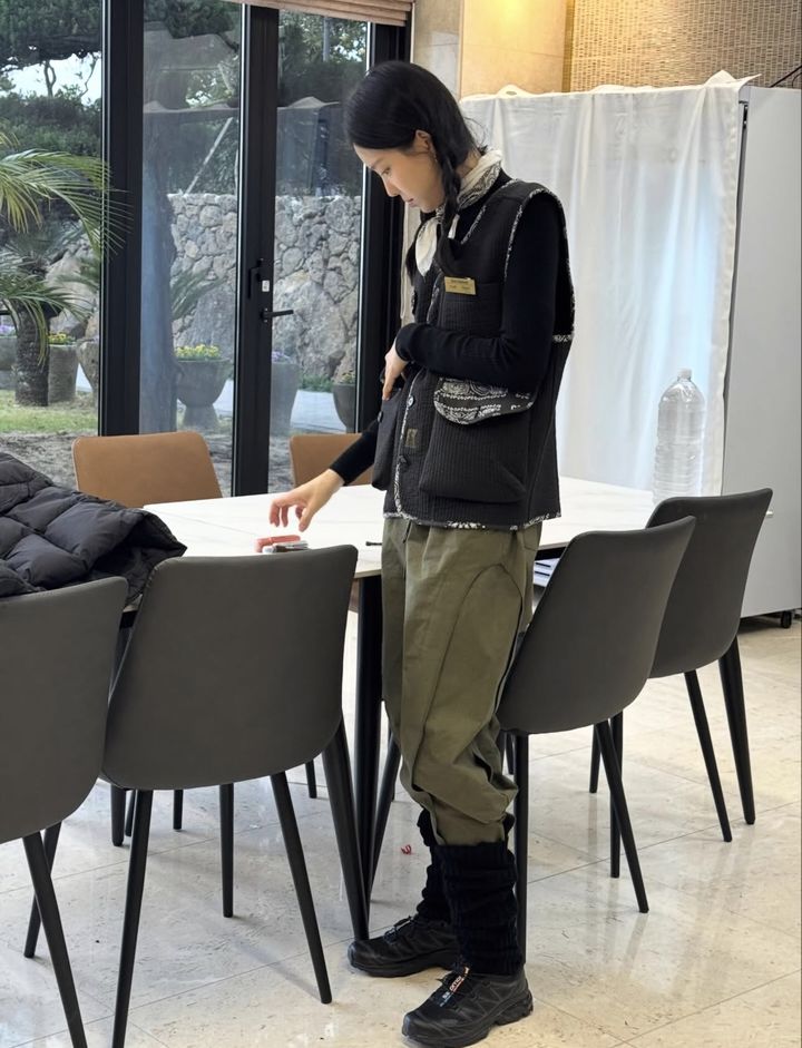 손나은, 촬영 중 밝은 미소…수수한 분위기