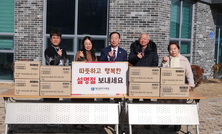 [대전=뉴시스] 설을 앞두고 대전 유성구 계산동 사회복지시설 '휴먼스토리' 위문방문한 설동호(가운데) 대전시교육감. (사진=대전시교육청 제공) 2026.02.03.&nbsp; *재판매 및 DB 금지