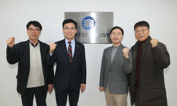 윤건영 충북도교육감이 3일 충북교원단체총연합회 사무실을 찾아 권오장 회장(오른쪽 두번째) 등 임원들과 기념촬영을 하고 있다.(사진=충북교육청 제공).2026.02.03.photo@newsis.com *재판매 및 DB 금지