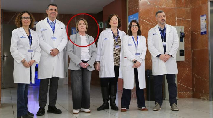 [뉴시스]스페인에서 조력 자살을 하는 사람의 얼굴을 기증받은 여성이 의료진과 나란히 서 있다. (사진 = 발 데브론 대학병원 홈페이지 캡처) *재판매 및 DB 금지