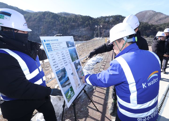 [대전=뉴시스] 윤석대 한국수자원공사(수공) 사장이 강원 광동댐을 찾아 붐철 가뭄대비 현장점검을 벌이고 있다. (사진=수공 제공) 2026.02.03. photo@newsis.com&nbsp; *재판매 및 DB 금지