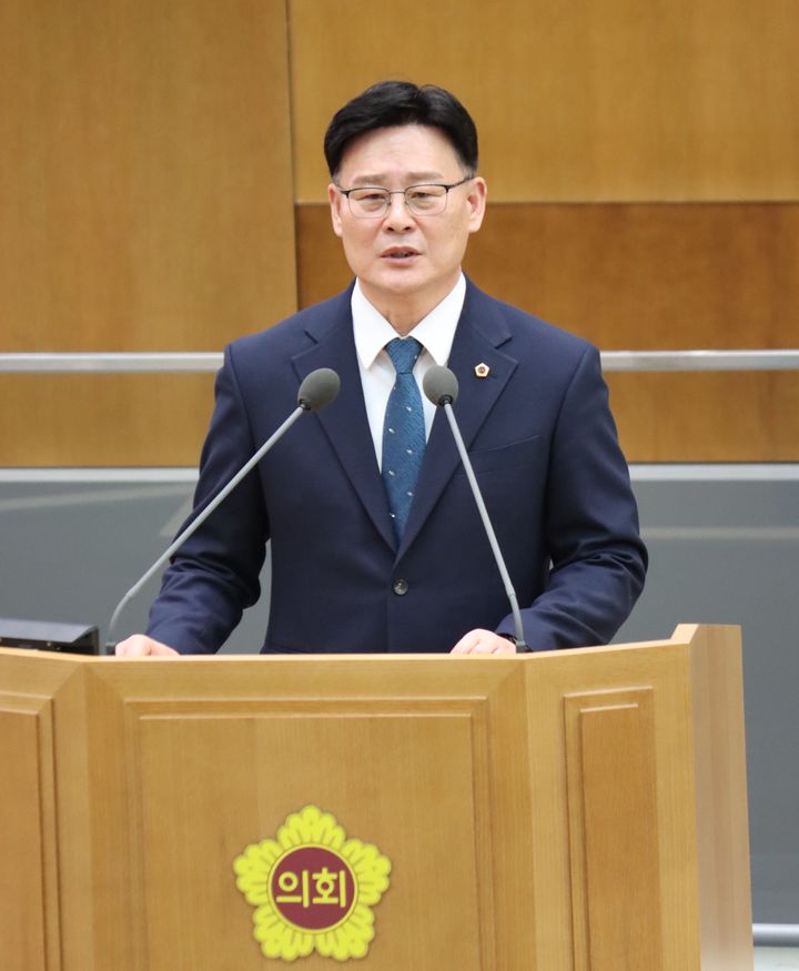 [수원=뉴시스] 최종현 경기도의회 더불어민주당 대표의원이 3일 도의회 제388회 임시회 제1차 본회의 교섭단체 대표의원 연설에서 발언하고 있다. (사진=경기도의회 제공) 2026.02.03. photo@newsis.com *재판매 및 DB 금지