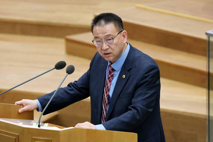 [수원=뉴시스] 백현종 경기도의회 국민의힘 대표의원이 3일 도의회 제388회 임시회 제1차 본회의 교섭단체 대표의원 연설에서 발언하고 있다. (사진=경기도의회 제공) 2026.02.03. photo@newsis.com *재판매 및 DB 금지