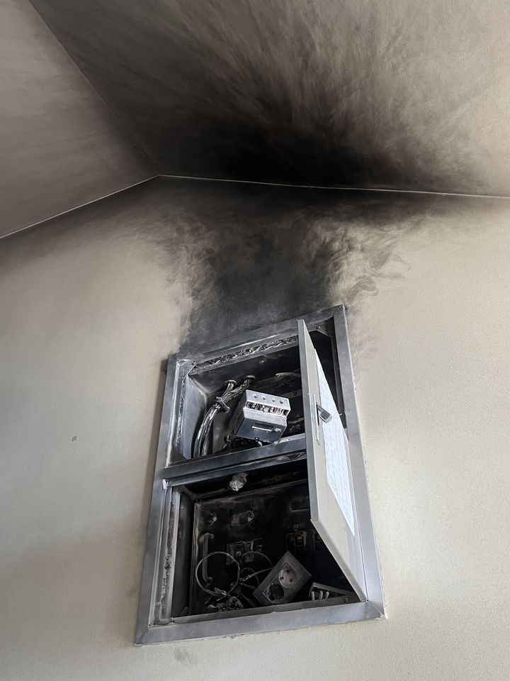 [부산=뉴시스] 3일 오전 부산 해운대구의 한 아파트 6층 계단에서 전기 설비 교체 작업 중 불이 났다. (사진=부산소방재난본부 제공) 2026.02.03. photo@newsis.com *재판매 및 DB 금지