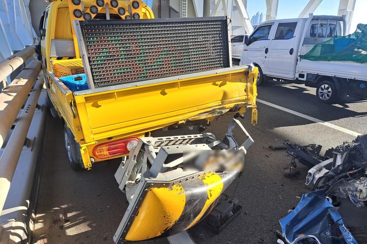 [부산=뉴시스] 3일 오전 부산 남구 광안대교 하판에서 달리던 SUV가 작업 안전차량인 1t 트럭을 추돌하는 사고가 발생해 5명이 다쳤다. (사진=부산경찰청 제공) 2026.02.03. photo@newsis.com *재판매 및 DB 금지