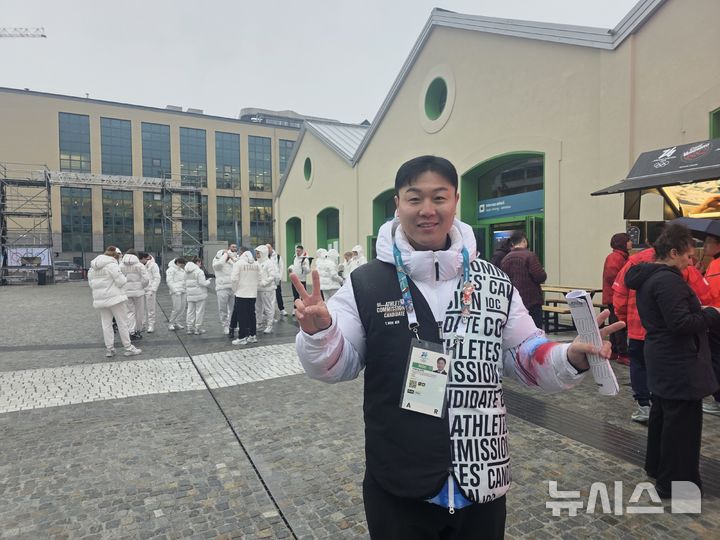 [밀라노=뉴시스] 김희준 기자 = 원윤종 국제올림픽위원회(IOC) 선수위원 후보가 3일(현지 시간) 밀라노 올림픽 빌리지에서 선거 활동을 펼치고 있다. 2026.02.03jinxijun@newsis.com