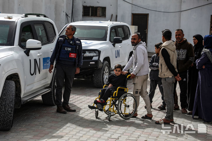 [가자지구= 신화/뉴시스] 2월 2일 칸 유니스의 한 병원에서 이집트로 건너가 치료받기 위해 적신월사 건물 앞에 모여 라파검문소통과를 기다리는 가자지구 어린이 환자와 수행가족들. 미국이 중재한 2단계 정전 협정으로 하루50명씩 건너가도록 허용되었지만 이스라엘군의 까다로운 검문으로 5명의 환자와 10명의 가족만 이날 통과했다. 가자 당국에 따르면 대기자는 8만명에 이른다. 2026. 02. 03. 
