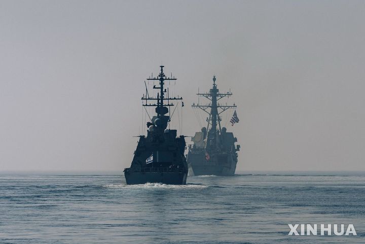 [예루살렘= 신화/뉴시스]&nbsp; 2026년 2월 1일 중동지역 홍해 상에서 이스라엘 해군과 미 해군 전함들이 공동 해상훈련을 수행하는 장면. 이스라엘 해군은 이와별도로 2월 12일 밤까지 지중해 가스전과 각 항구들의 방어를 위해 대규모 해상 훈련을 실시했다고 국영 칸TV가 보도했다.&nbsp; 2026. 02 13.